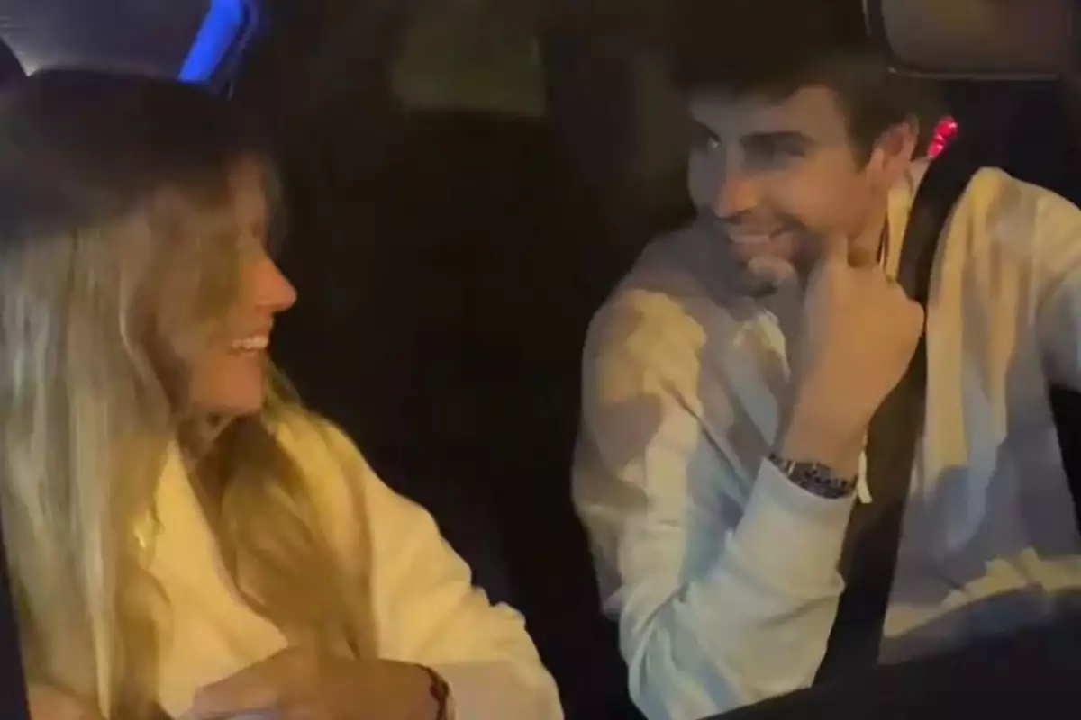 Piqué y su novia Clara Chía captados afuera del estadio Camp Nou muy felices
