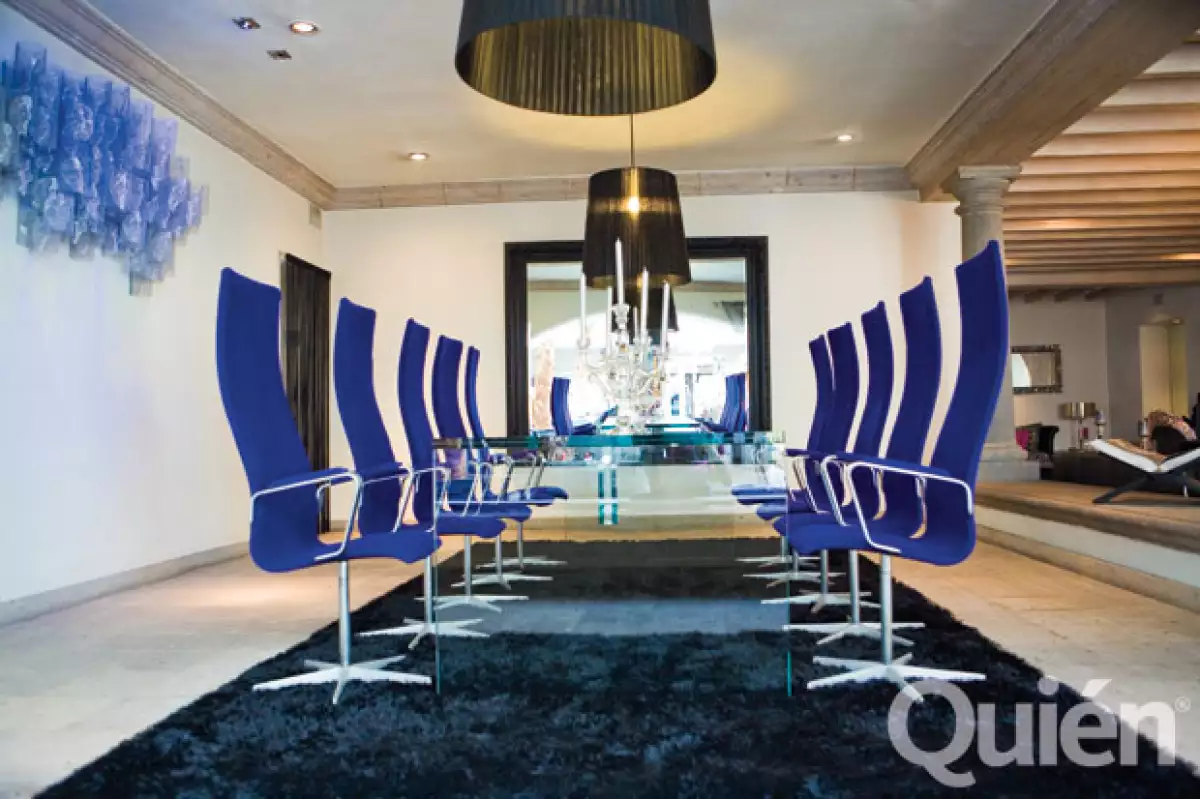 El comedor es alemán y tiene un premio de diseño. Lo compró en Los Ángeles.