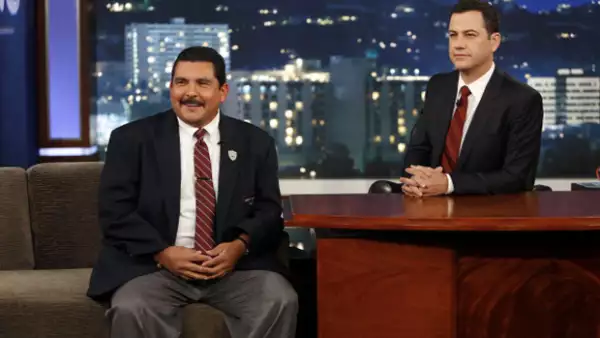 El miércoles durante el programa Jimmy Kimmel Live, el guardespaldas del comediante dedicó una canción a Donald Trump acompañado de mariachis.