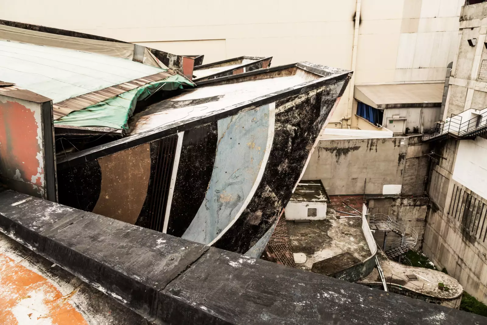 Antes el Polyforum sobrevivió con la renta de locales circundantes