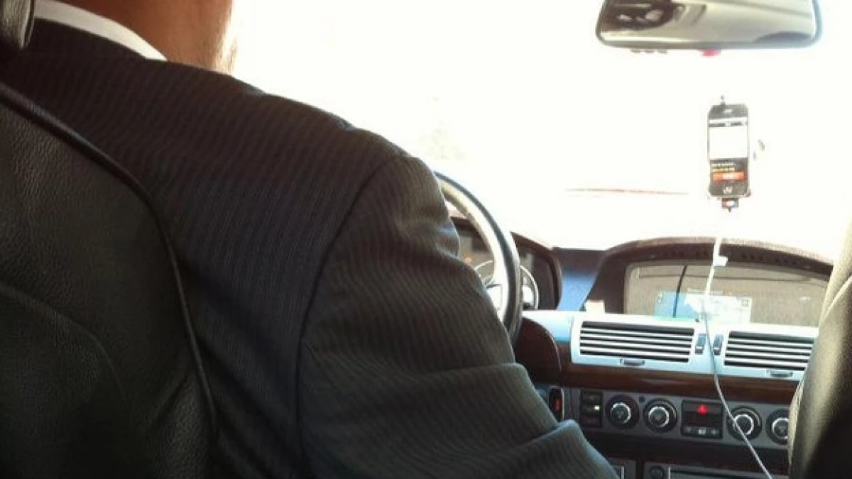 Un conductor de Uber ofrece un servicio en una ciudad estadounidense