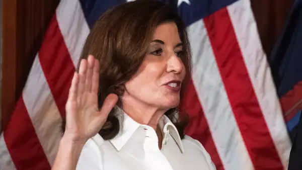 Kathy Hochul, primera gobernadora de Nueva York, va por la confianza de mujeres