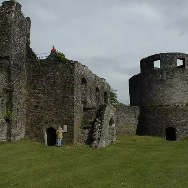 Este castillo está enmarcado por una reserva natural. Su historia y antigüedad lo hacen un lugar que cualquier trotamundos tiene que conocer.