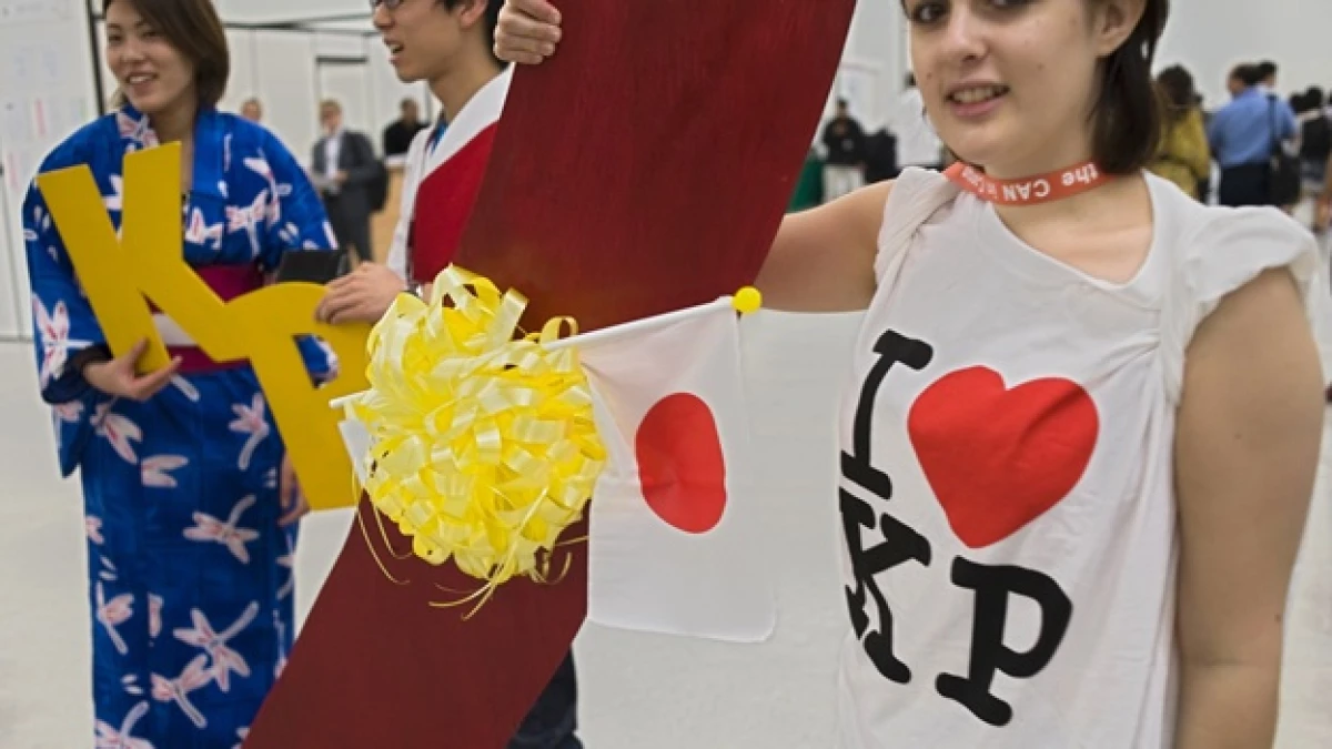 Una chica usa una playera con la leyenda Amo el Protocolo de Kyoto