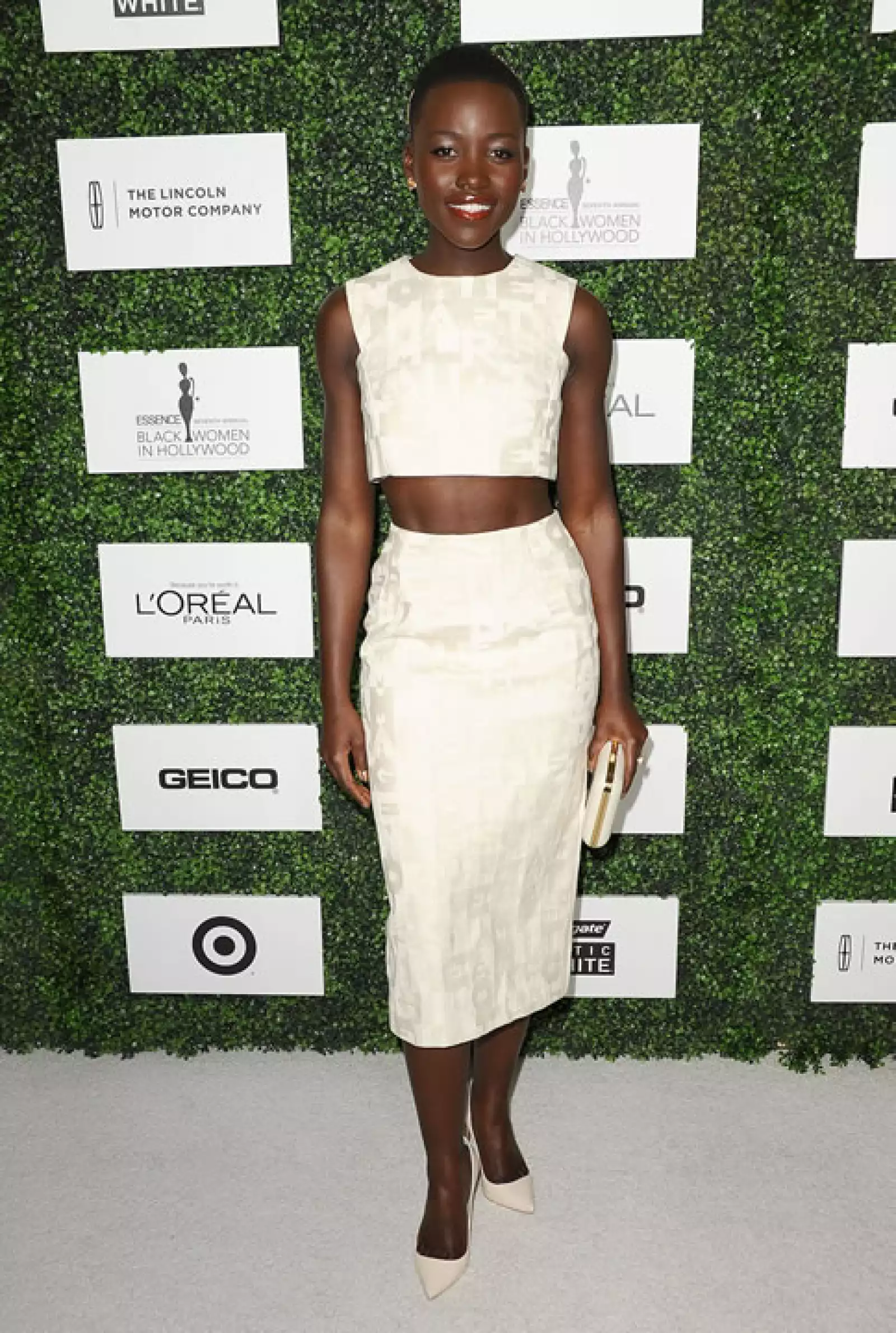 Lupita Nyongo ? Los colores vibrantes totalmente están a su favor, así que este diseño de Bouchra Jarrar sería perfecto para ella.