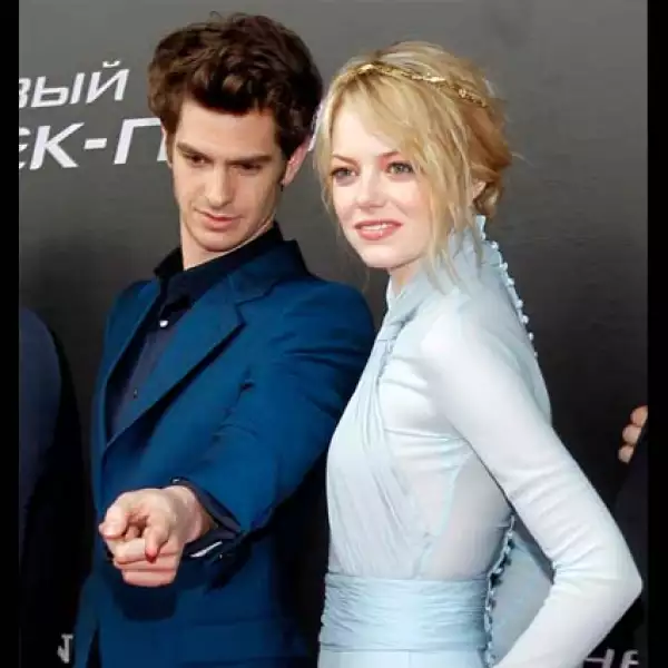 Ambos vistiendo de azul en la alfombra roja.