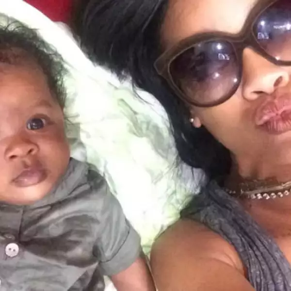 `Enseñándole a su Majestad a hacer selfies´, escribió Rihanna a pie de esta imagen.