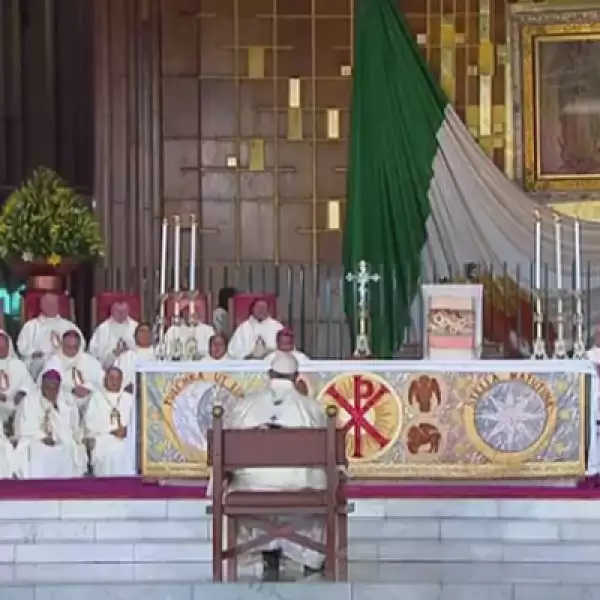 El papa pidió que se guardara silencio para reflexionar sobre las enseñanzas de la Virgen de Guadalupe.