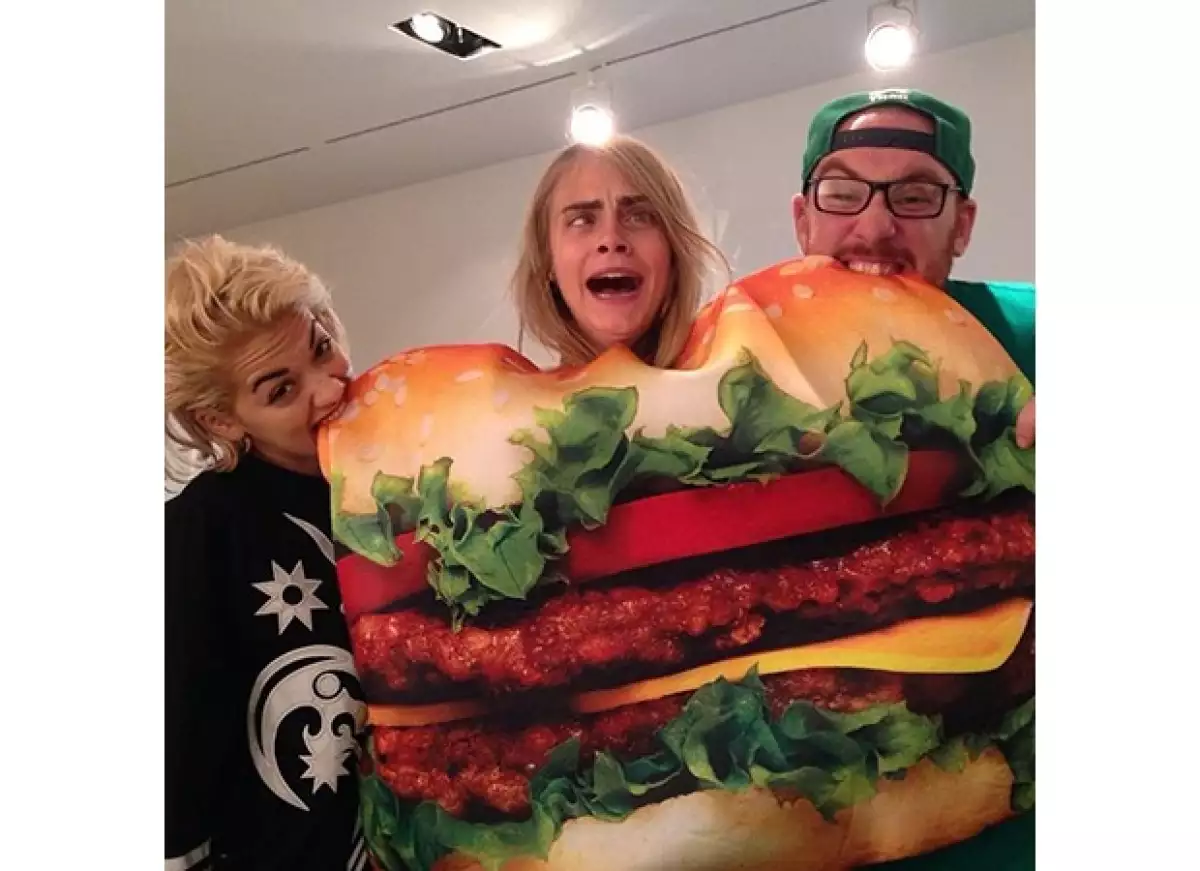 Las guapas Tops aprovecharon su viaje al NYFW para tatuarse con el artista "Bang Bang NYC", al parecer, el favorito de las celebs.