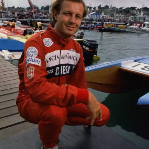 Stefano creció en Fino Mornasco, en la Provincia del Lago Como en Italia.