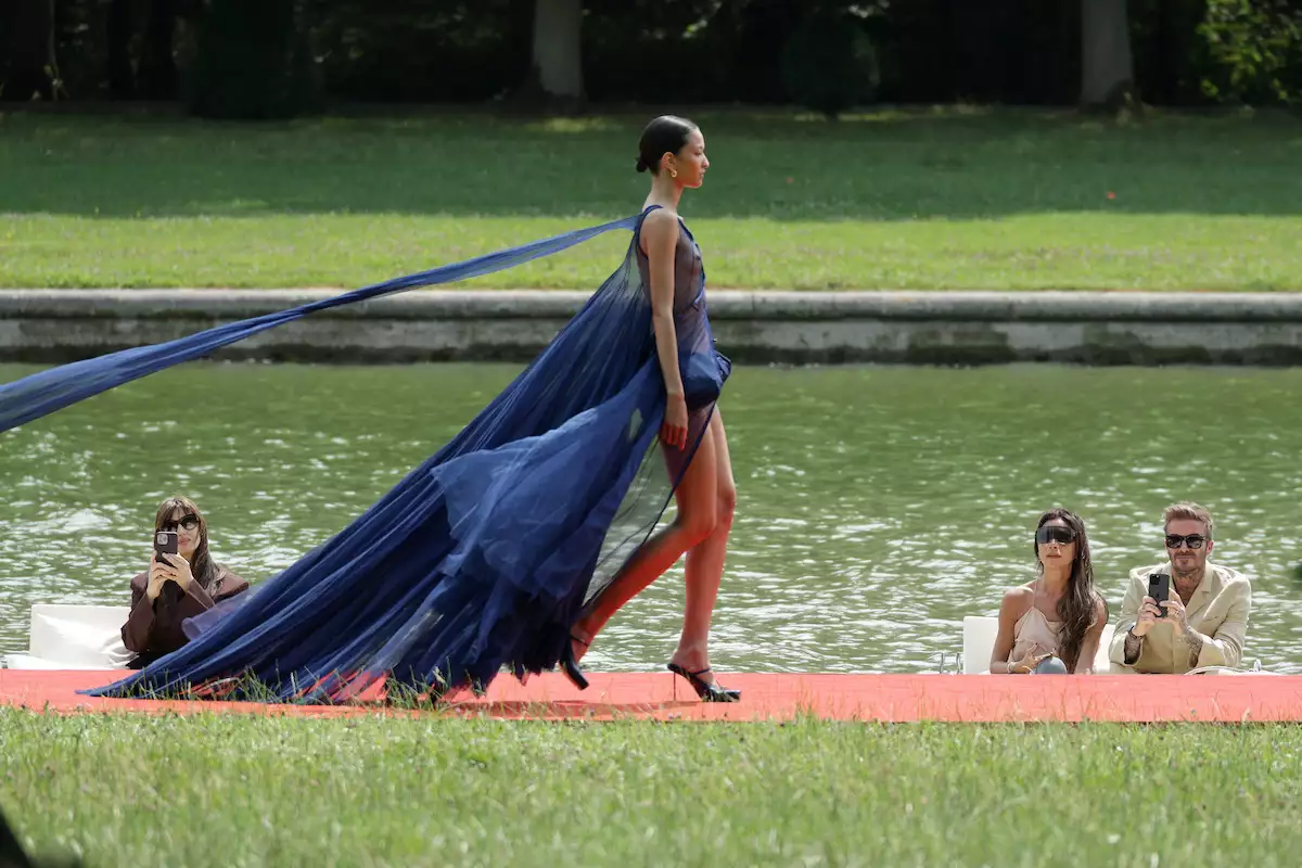 modelo de Jacquemus frente a David y Victoria Beckham