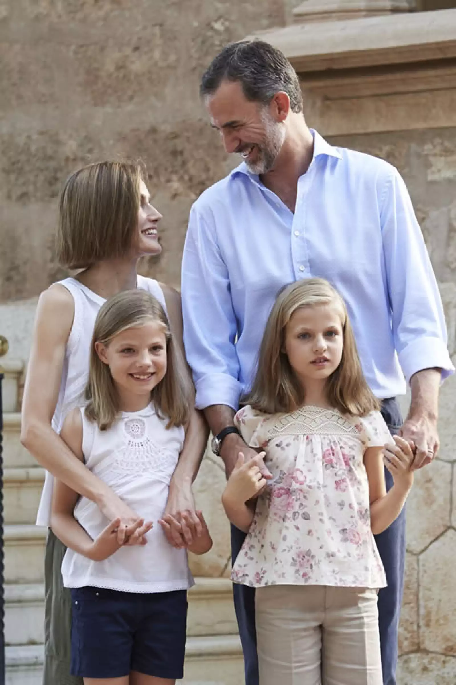 Felipe, Letizia, Leonor y Sofía de España hicieron el tradicional posado de verano en el palacio de Marivent, en Mallorca.