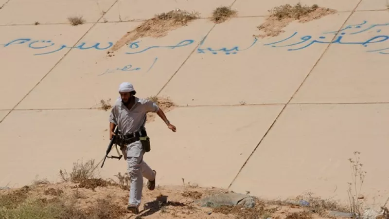 combatiente anti-gadhafista corretras un combate