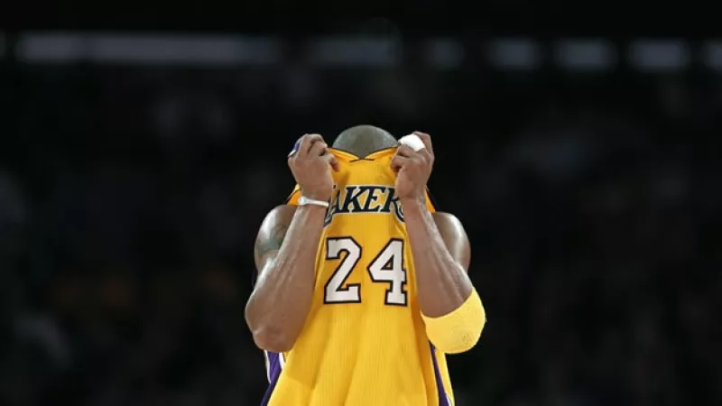 un jugador de los lakers se seca el sudor