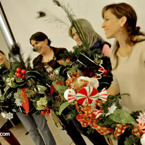 Esthela Villarreal da plática de decoración navideña