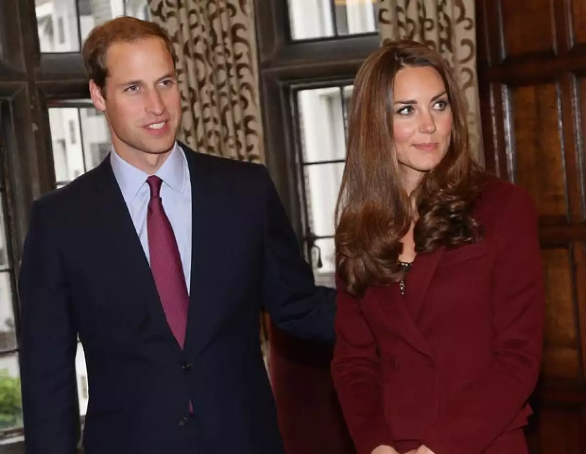 La Duquesa de Cambridge, quien acompañó al príncipe Guillermo al Middle Temple en Londres, portó un conjunto color ladrillo del diseñador Paule Ka con gruesas medias negras y zapatos de tacón.