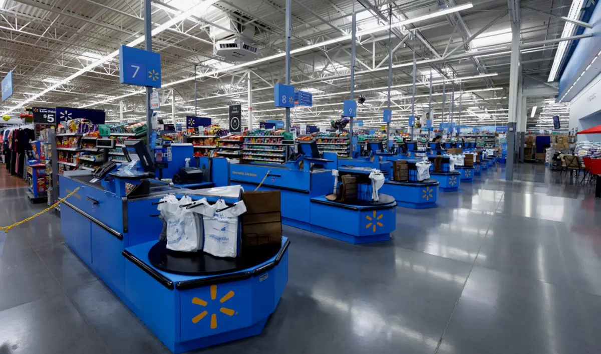 (Interior de una tienda Walmart)