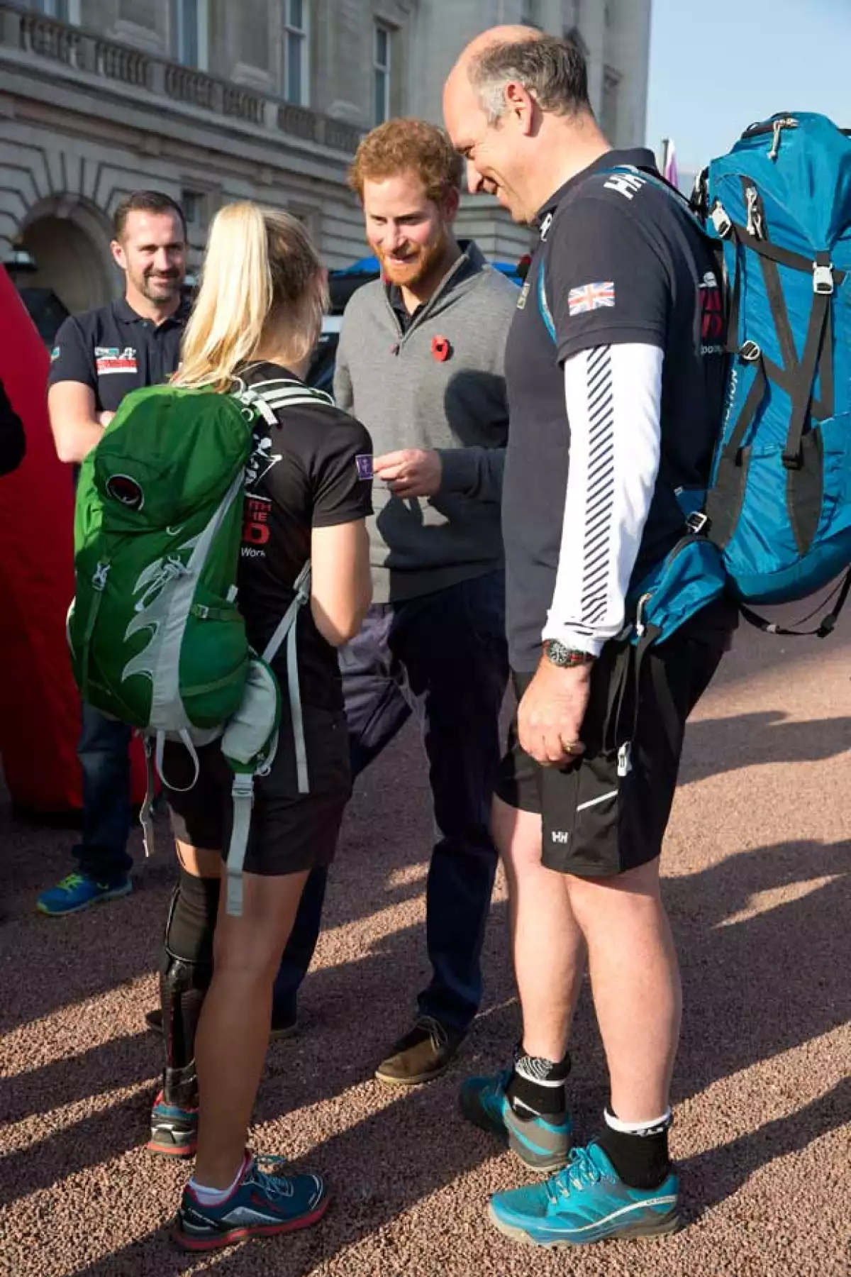 La marine de Estados Unidos, le regaló a Harry la insignia de uno de sus compañeros que murió en el campo de batalla en Afganistán.