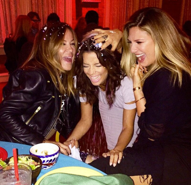 Feliz de festejar con sus amigas, así se muestra Eva.