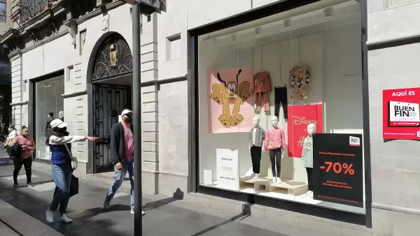 Los escaparates de las tiendas en el Centro Histórico de la Ciudad de México ya muestran las ofertas del Buen Fin 2021. 