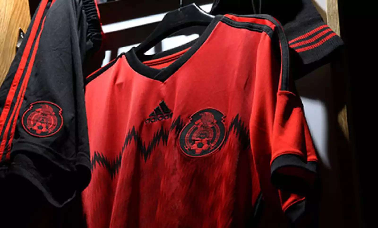 Adidas señaló que el nuevo uniforme saldrá a la venta a partir de este San Valentín.
