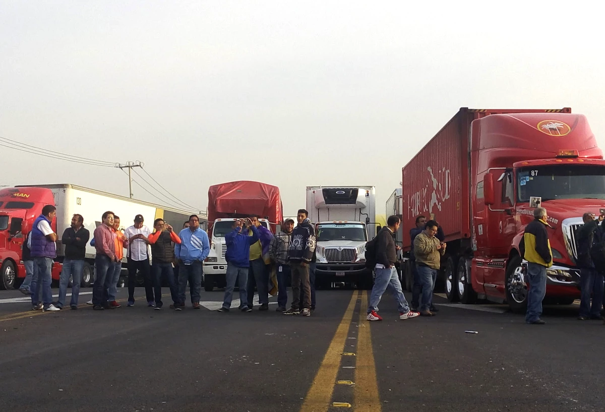 Transportistas bloquearon la carretera México-Querétaro a la altura de la caseta de Tepotzotlán