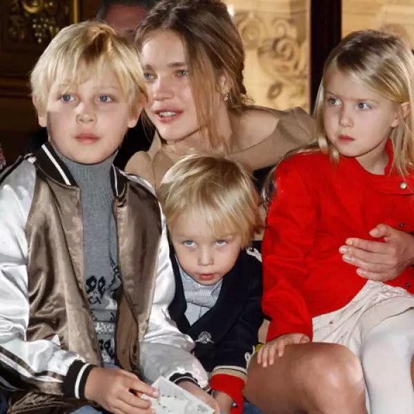 La modelo Natalia Vodianova acudió al desfile de Stella McCartney acompañada de sus hijos Lucas Alexander, Victor y Neva.