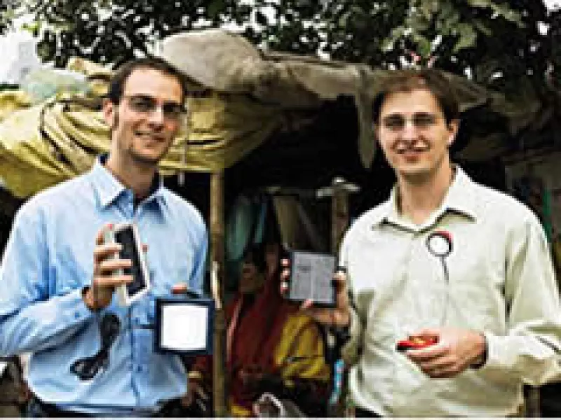 Los fundadores de D.Light, Nedjip Tozun y Sam Goldman, se conocieron en Stanford. (Foto: CNNMoney.com)