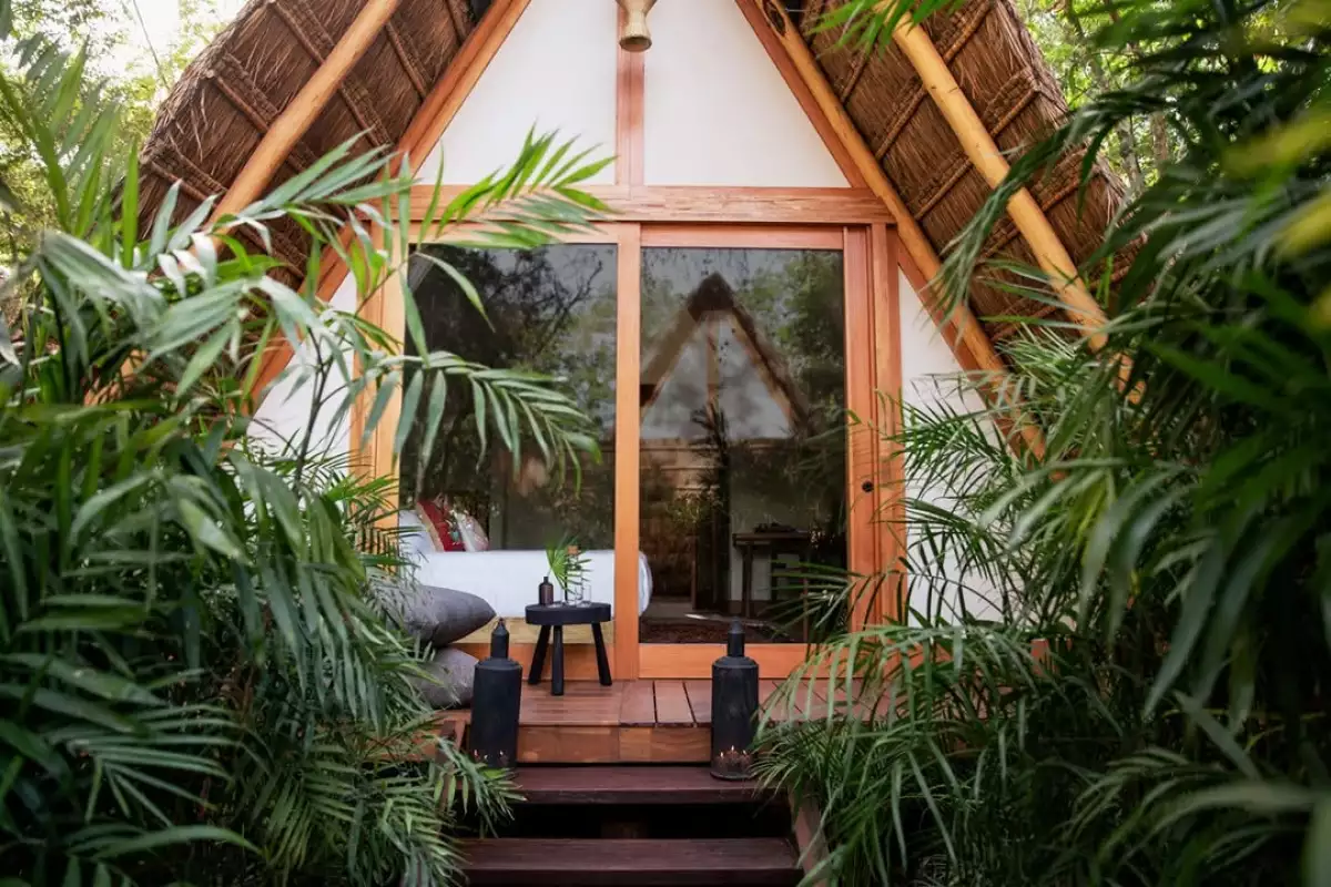 Foto de la entrada a una habitación del hotel Habitas Bacalar