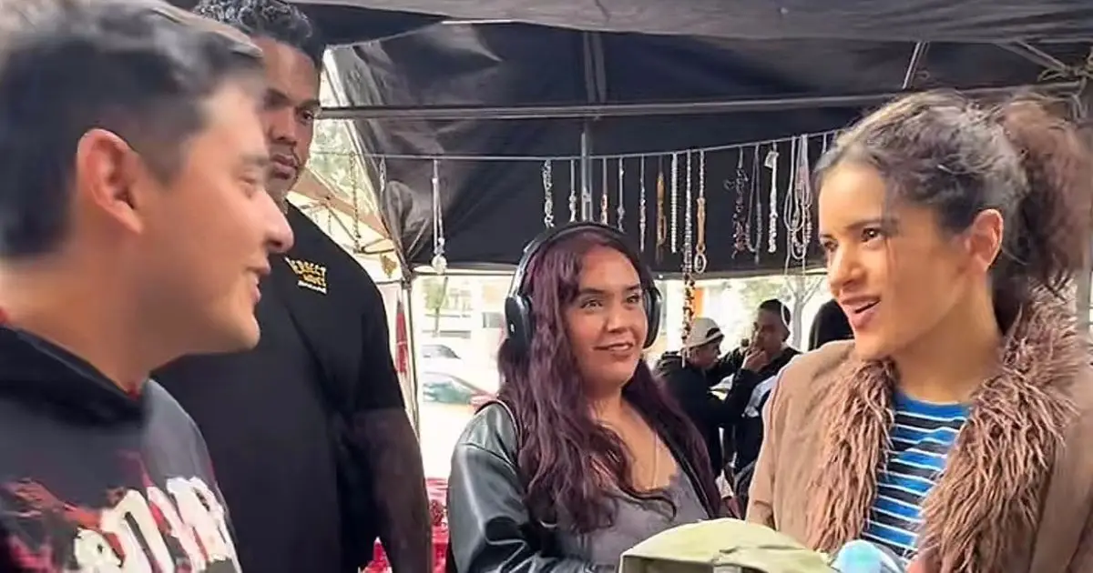 Rosalía visitó el tianguis de La Lagunilla 