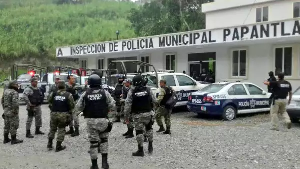 Papantal_policias_detenidos-2.jpg