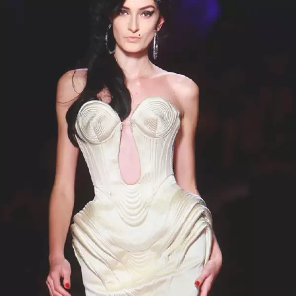 El creativo francés rindió homenaje a la desaparecida cantante Amy Winehouse con una colección de Alta Costura conformada por piezas de estilo retro de la década de los 50, muy característicos de la inglesa.
