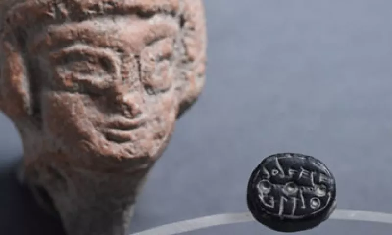 El sello (derecha) era de una mujer que podía dirigir negocios y poseer propiedades, algo inusual en la época, de acuerdo con expertos. (Foto: Israel Antiquities Authority )