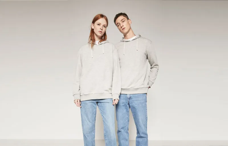 La colección está compuesta por 8 básicos de siluetas limpias y aires de streetwear no se rigen ni por talla ni por sexo, más bien por estilo.