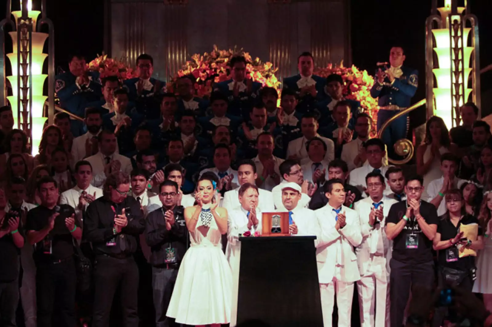 Diversas personalidades montan guardia de honor ante las cenizas del cantautor Juan Gabriel, en el Palacio de Bellas Artes.