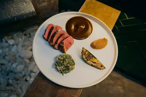 Platillo montado perfectamente, en el restaurante Azul Raíz del hotel boutique Casa Azulai Puebla.