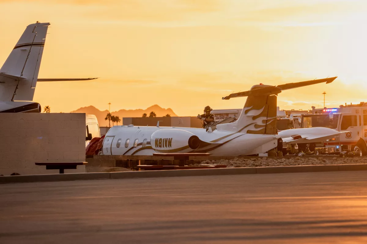 Las tripulaciones de emergencia responden después de que un avión de negocios mediano se deslizara de la pista mientras aterrizaba y chocara con otro avión que estaba estacionado en el aeropuerto municipal de Scottsdale, Arizona, EE. UU. 10 de febrero de 2025.