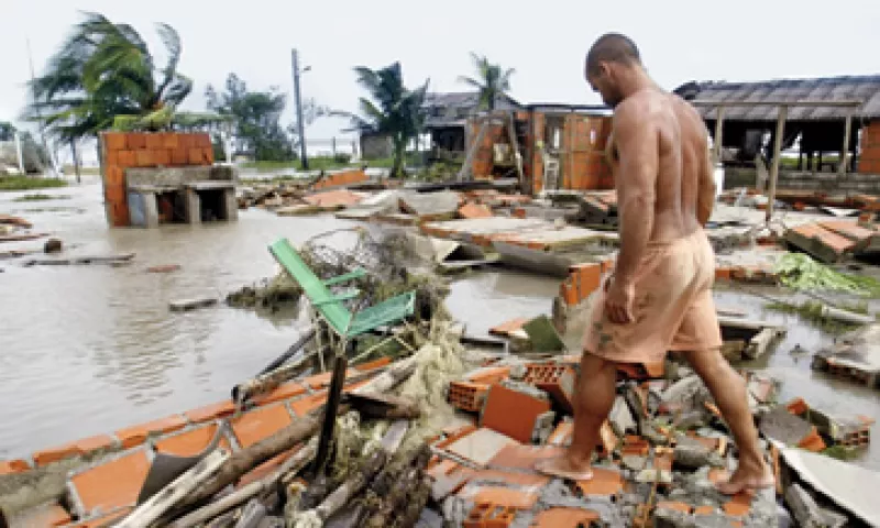 Tormentas tropicales, como Iván en 2004, en la imagen, incrementan las ya inmensas deudas de países como Granada. (Foto: Reuters)