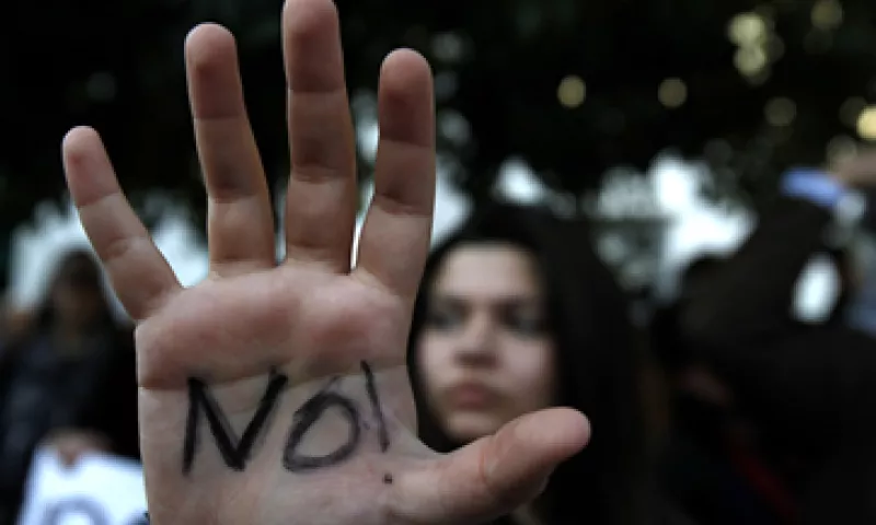 Tiene que haber un consenso social sobre las medidas de ahorro, dijo la calificadora. (Foto: AP)