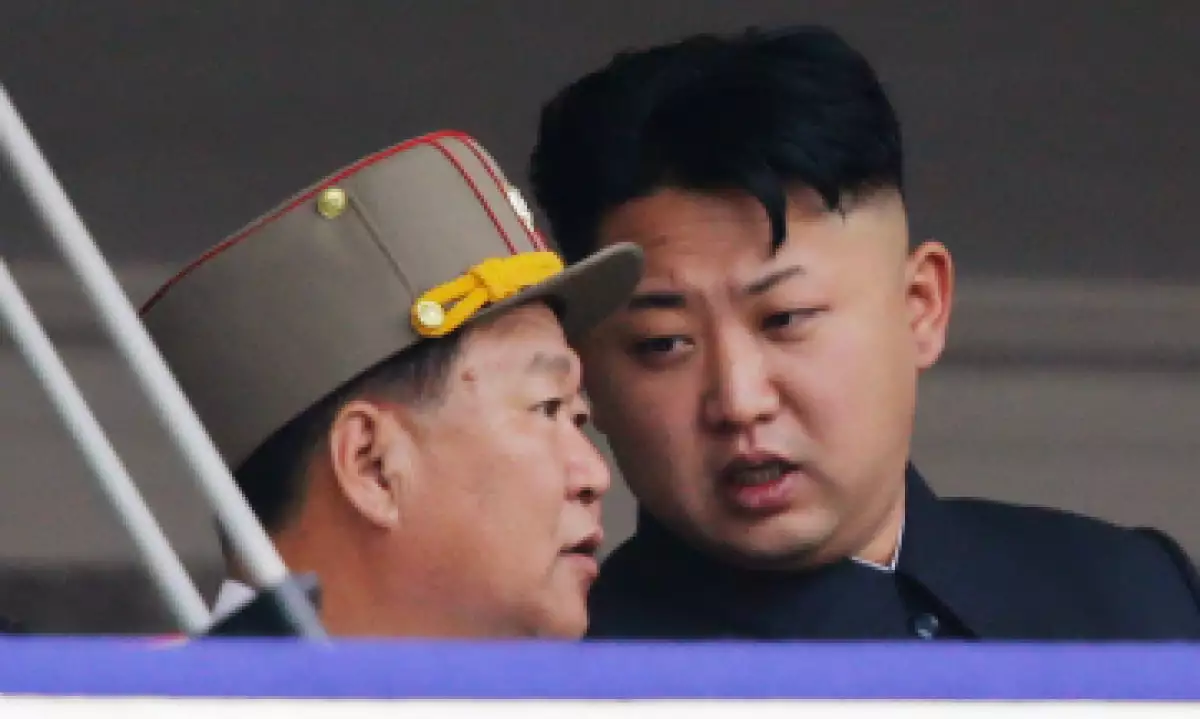 Esta foto de abril de 2015 muestra a Choe Ryong Hae hablando con Kim Jong Un. (Foto: Reuters)