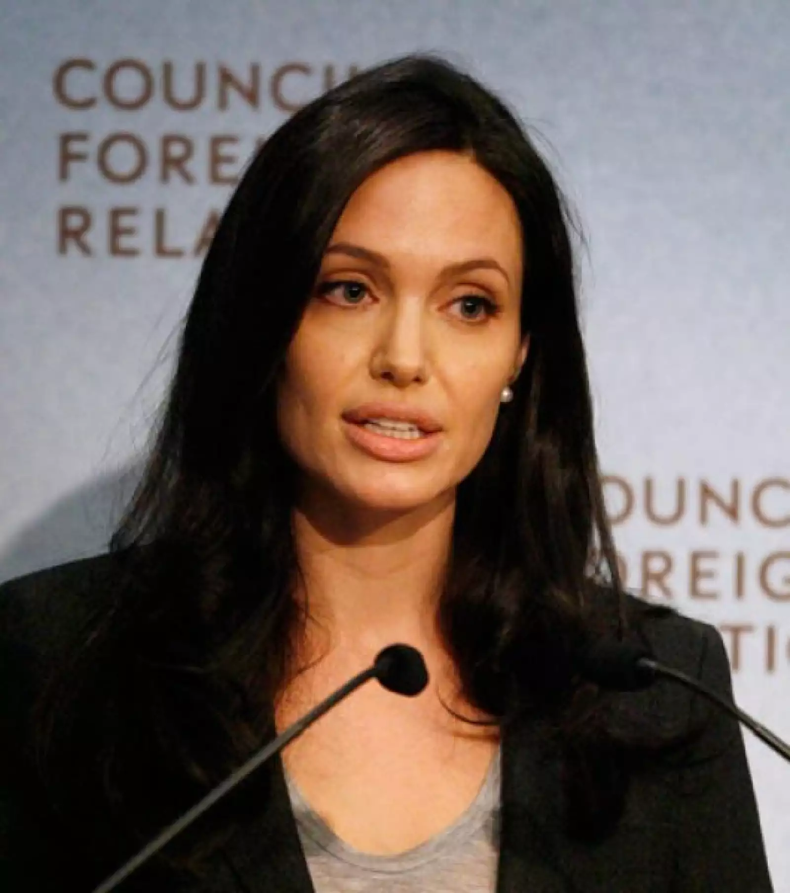 Siguiendo su labor altruista, Angelina Jolie Afganistán, donde pidió más ayuda humanitaria y un compromiso a largo plazo con los desplazados y con quienes regresaron a sus hogares.