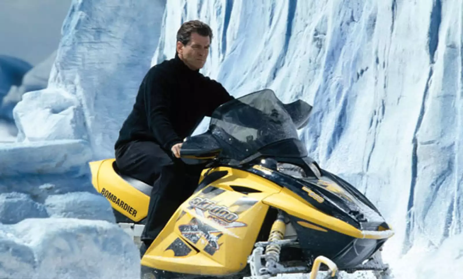 En la película ‘Die Another Die’, Bond necesita robar este trineo eléctrico, de manufactura canadiense, que puede alcanzar 100 kilómetros por hora.