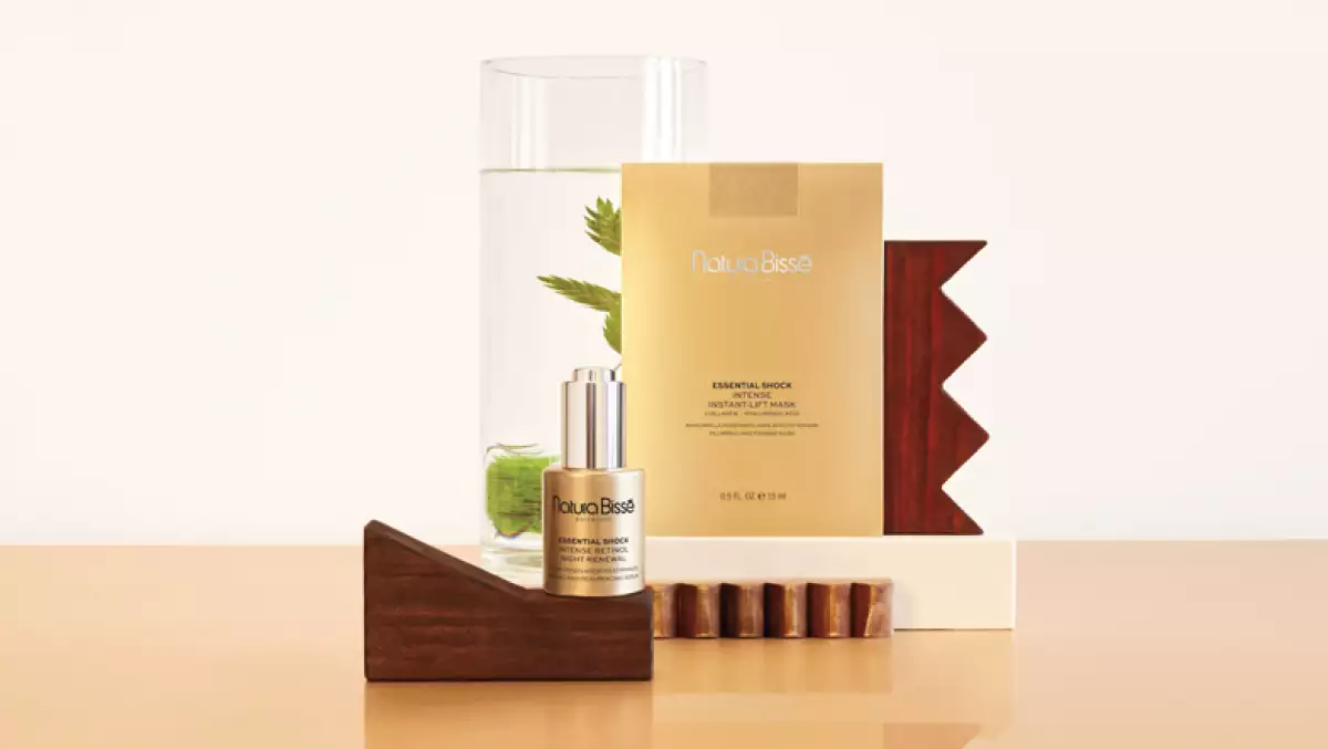 Foto de perfumes y productos de cuidado de la piel para hombres.