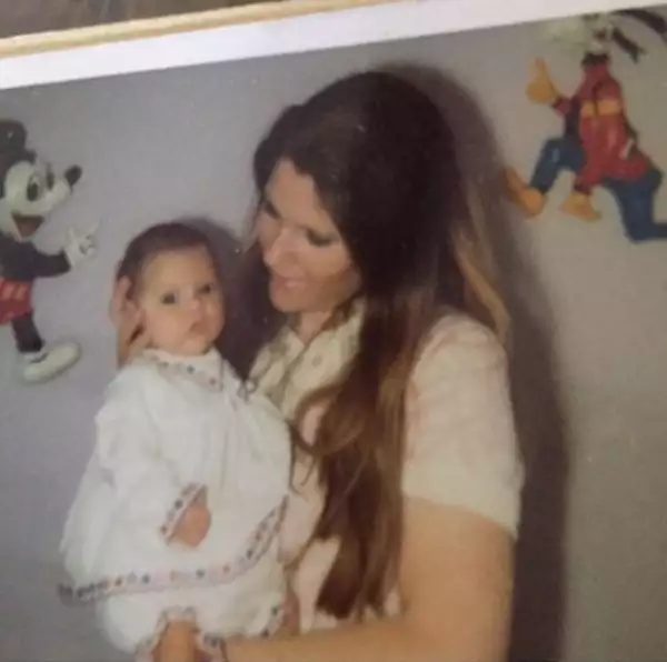 Por su parte Victoria publicó un throwback en donde felicita a su mamá en un día tan especial.