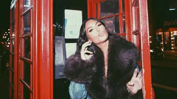 Kim Kardashian frente a un phone booth 