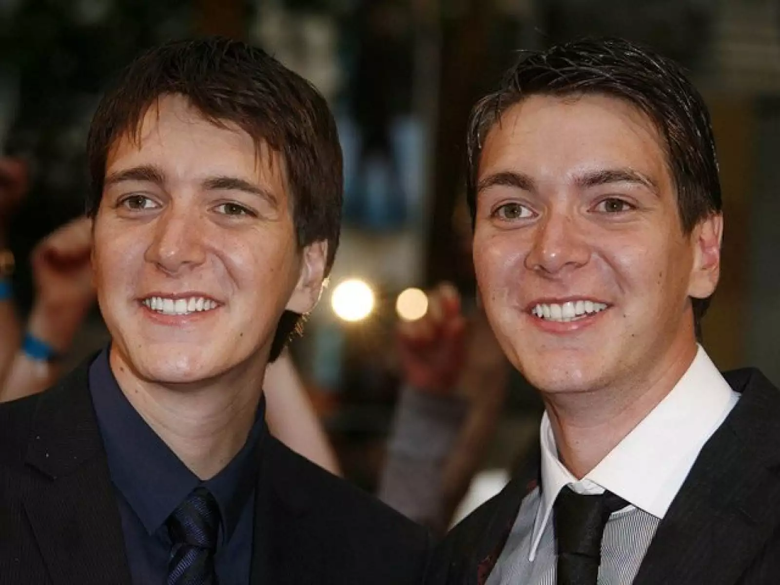 Los hermanos James y Oliver Phelps, quienes son Fred y George Weasley en la película, optaron por vestirse de traje para la premier.