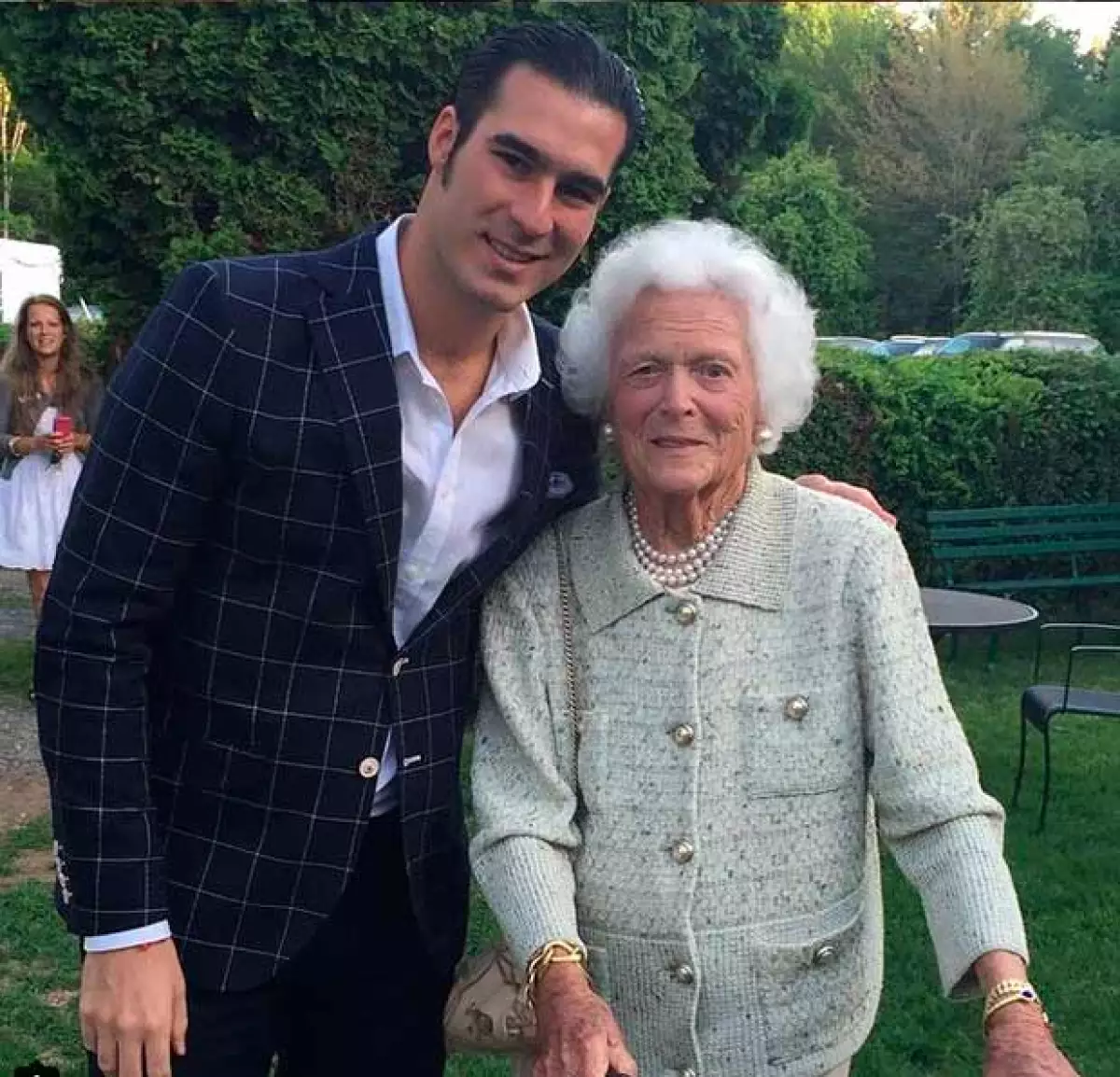 Mike Torruco junto a Barbara Bush.