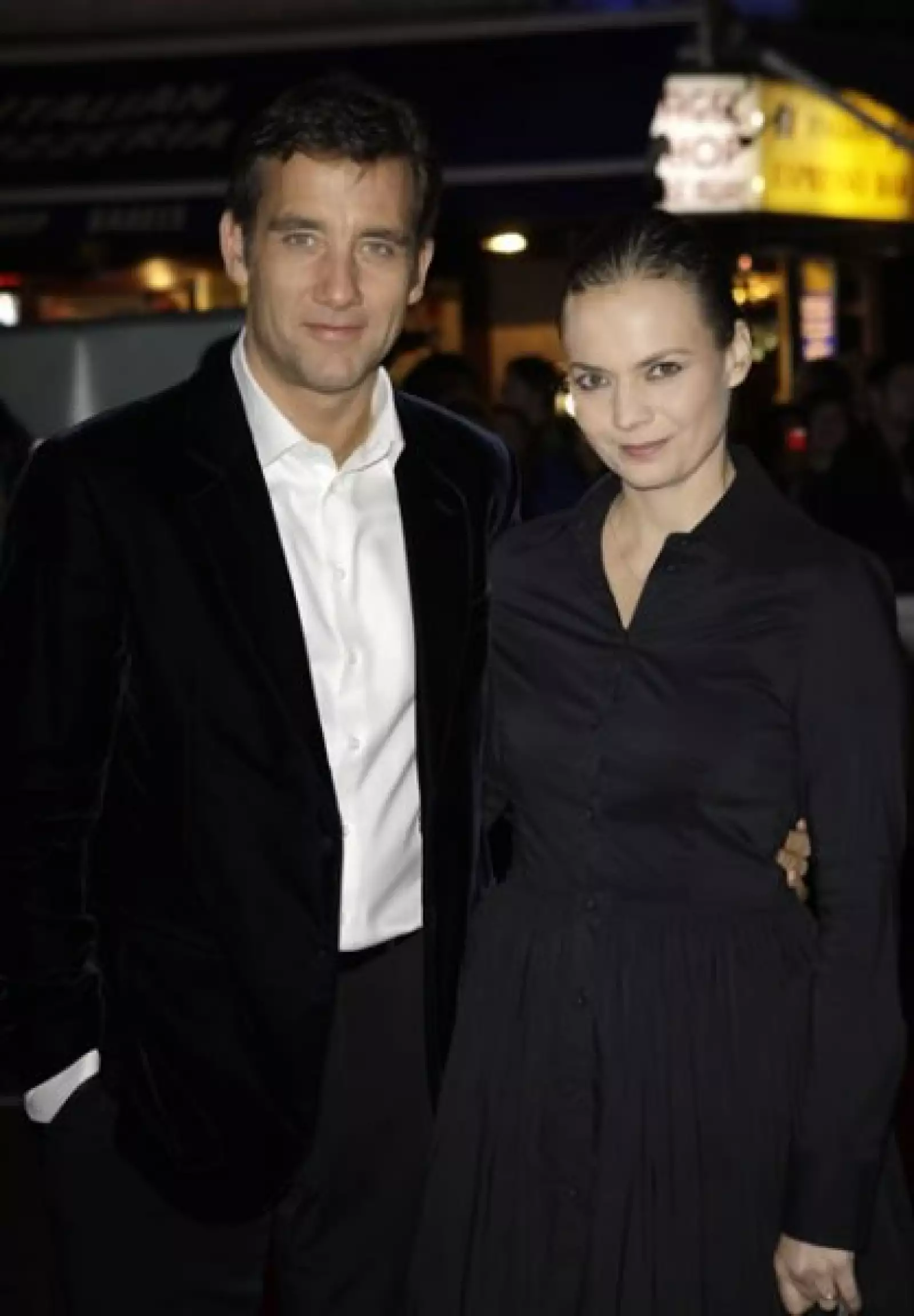 Lo mismo se dice del actor británico Clive Owen -quien roba suspiros a muchas- y su esposa.