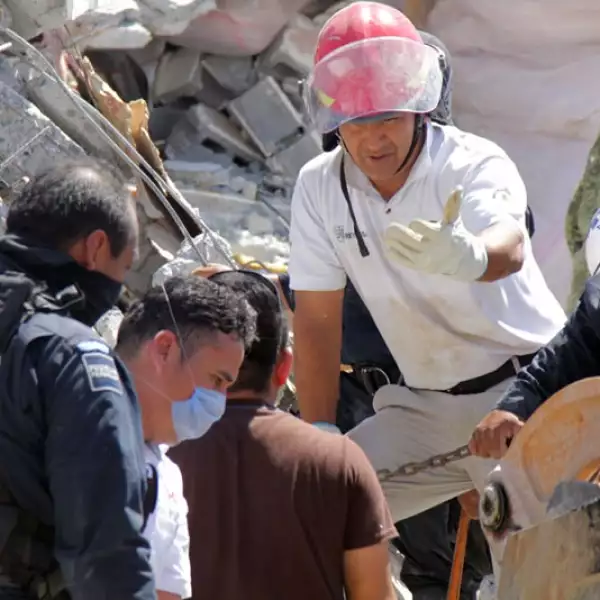 La explosión dañó negocios y vehículos