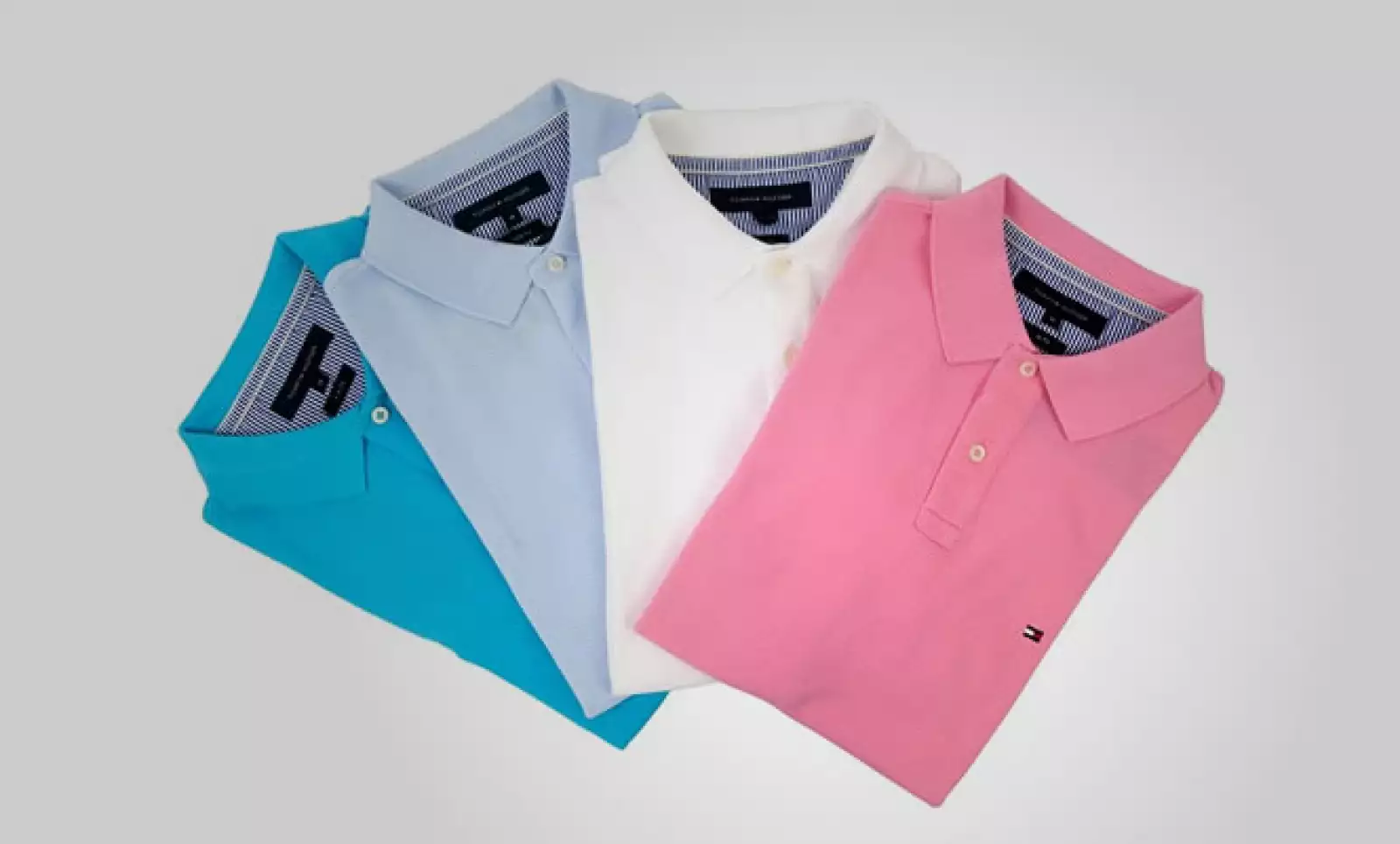 Para los hombres, cuatro colores de playeras estilo polo, hechas en algodón.
